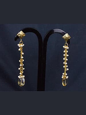 Mruvi Elegant Pearl Earings